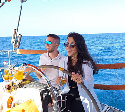 השכרת יאכטה לזוג – שייט רומנטי בשקיעה בישראל